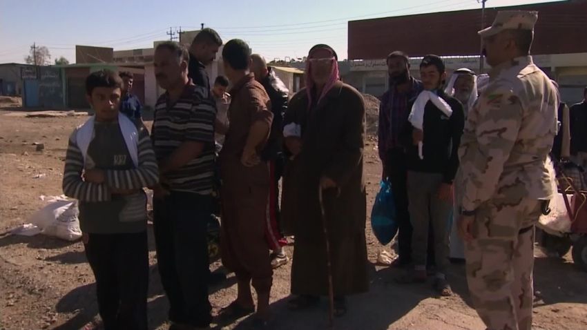 Civilians fleeing Mosul Arwa Damon looklive_00021819.jpg
