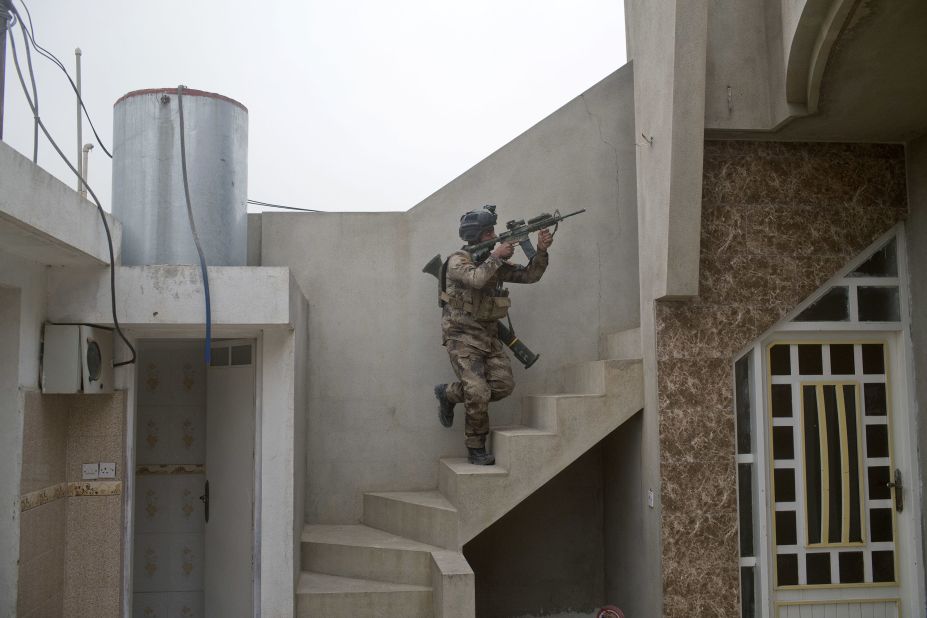 An Iraqi special forces soldier searches for the location of an ISIS sniper in Gogjali on November 1.