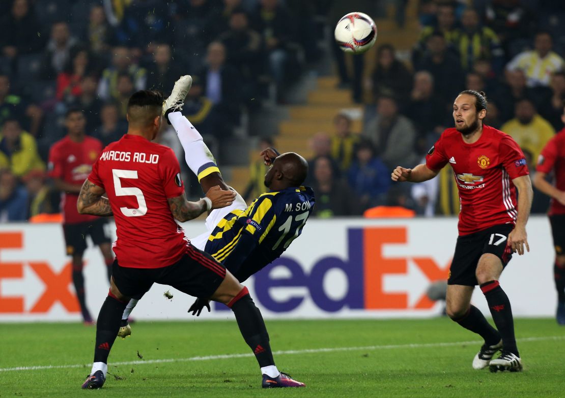 Moussa Sow fired Fenerbahce ahead with a spectacular overhead kick after just two minutes.