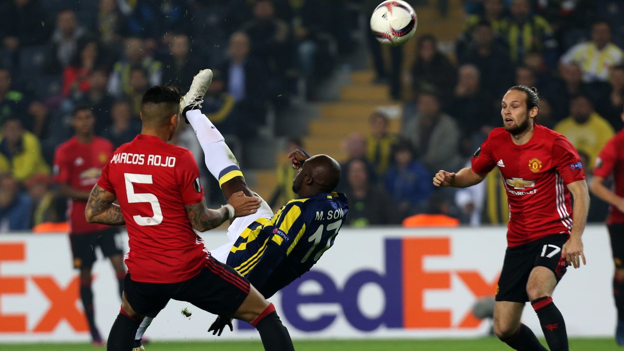Moussa Sow fired Fenerbahce ahead with a spectacular overhead kick after just two minutes.
