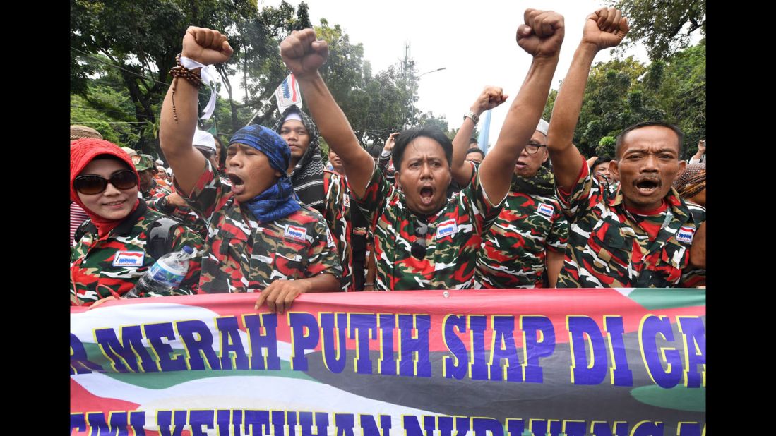 Muslim protesters marched on Jakarta's governor's office on Friday, November 4. Tens of thousands of Muslims descended upon the Indonesian capital demanding Jakarta governor Basuki Tjahaja Purnama -- commonly known as Ahok -- be prosecuted on accusations that he committed blasphemy.