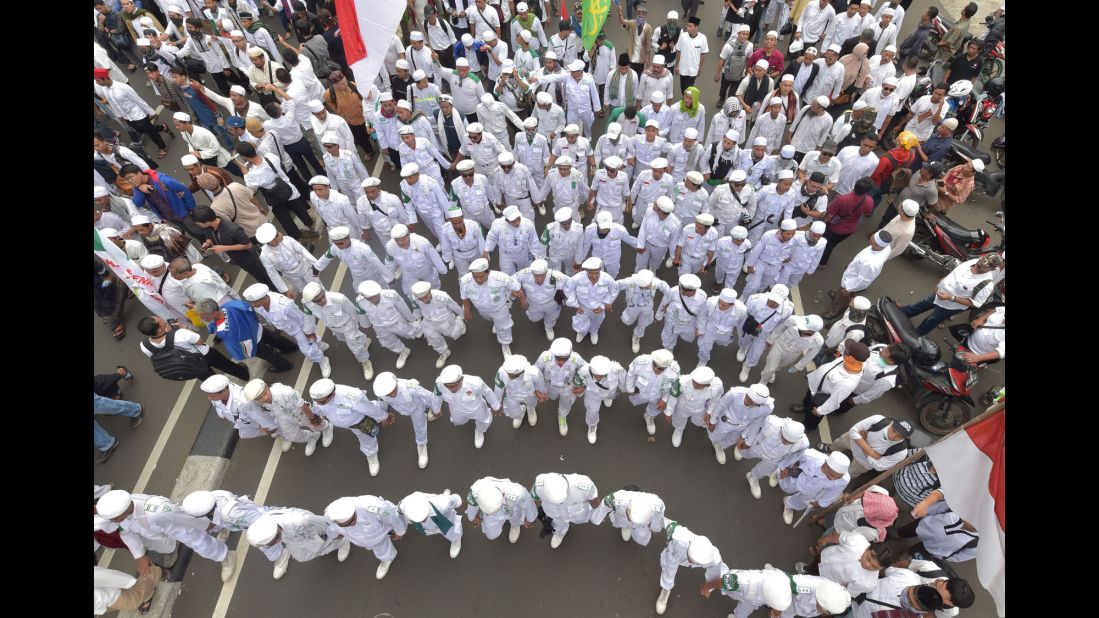 The march continued toward the presidential palace on November 4.