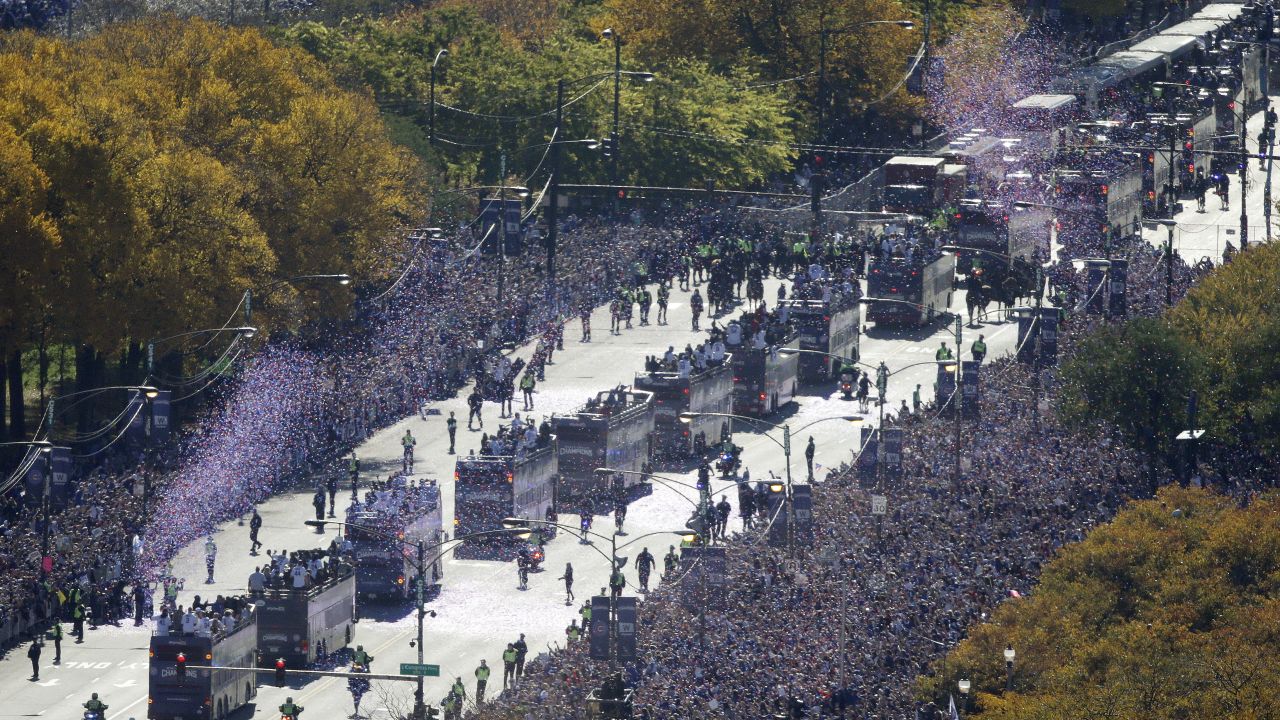 Fans line the parade route in Chicago on Friday, November 4.