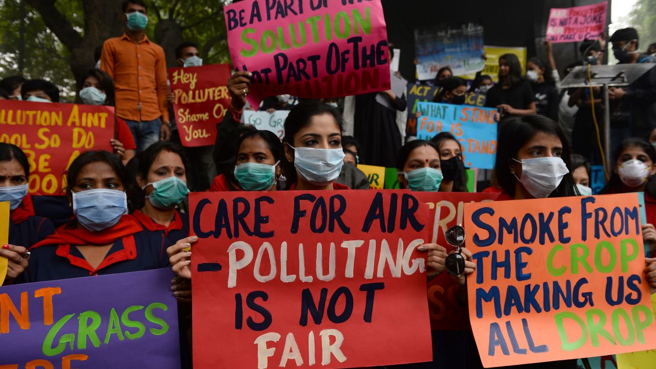 Indian protesters wearing protective masks urge action to curb air pollution in New Delhi on Sunday.