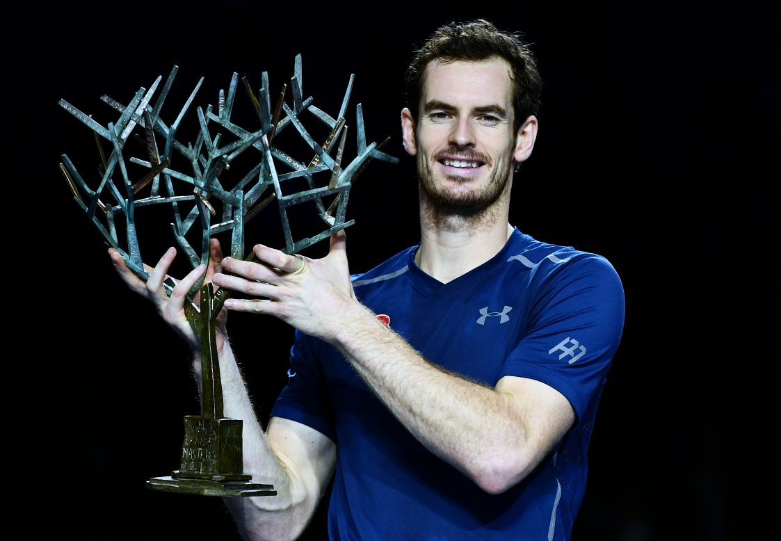When Djokovic crashed out of the Paris Masters 1000 in the quarterfinal, Murray had a chance to become world No. 1 if he reached the final. He went one better, beating John Isner for his 19th consecutive match win. 