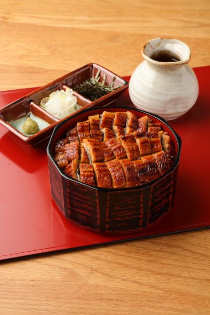 Nagoya's style of cooking eel involves slitting it open along the belly then grilling it whole. The dish is divided into four portions and comes with condiments as well as a broth, which is poured over it. 