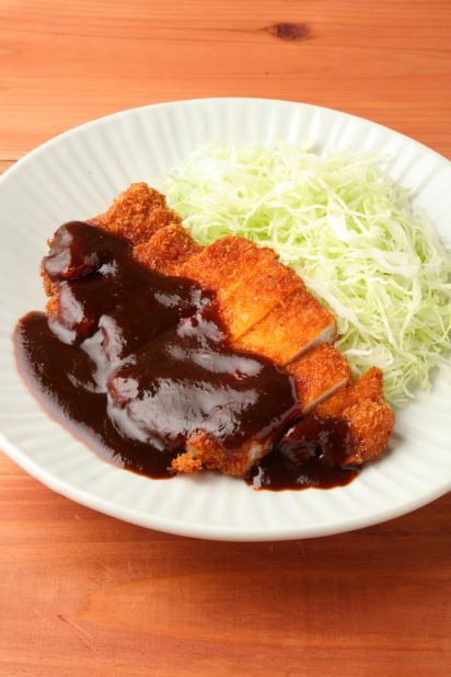 What makes Nagoya's miso unique is the use of dark-colored soybeans. In this dish, the aka-miso (red bean paste) is made into thick sauce by adding broth and seasonings then poured over a pork cutlet. 