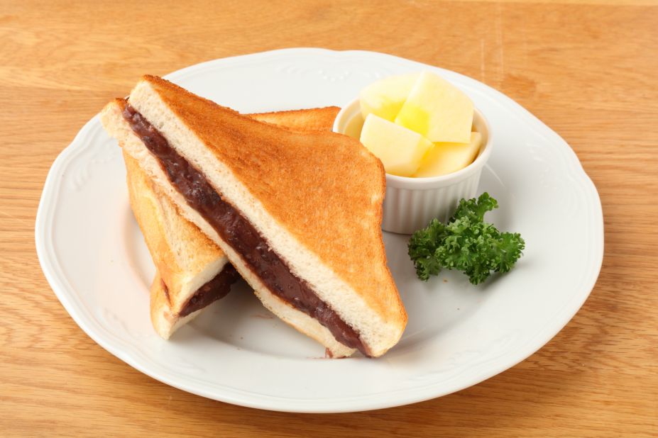 Thickly sliced and toasted bread is dabbed with margarine or butter, then topped with ogura-an -- sweet red bean paste. It's a popular snack at Nagoya coffee shops.