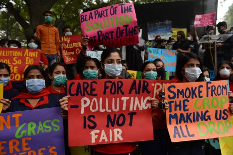 Protesters wearing protective masks take part in a rally urging immediate action to curb air pollution in New Delhi on November 6, 2016.