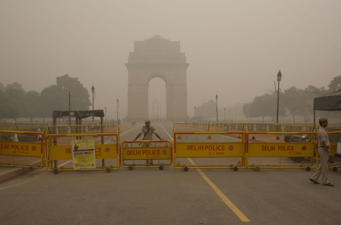 A Delhi policeman stands guard at the war memorial India Gate engulfed in a thick smog in New Delhi, India, on November 6, 2016.