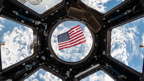Imagen que Kjell Lindgren publicó en las redes sociales de la bandera estadounidense flotando en el módulo Cupola. 