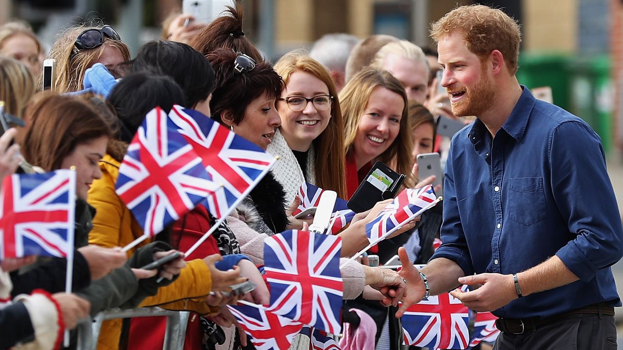 Prince Harry meets members of the public on October 26, 2016, in the English city of Nottingham.