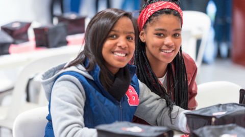 El programa sudafricano tiene como objetivo alentar a las niñas a estudiar ciencias, tecnología, ingeniería y matemáticas, en particular astronomía.  Menos del 10% de las mujeres jóvenes están interesadas en temas STEM.