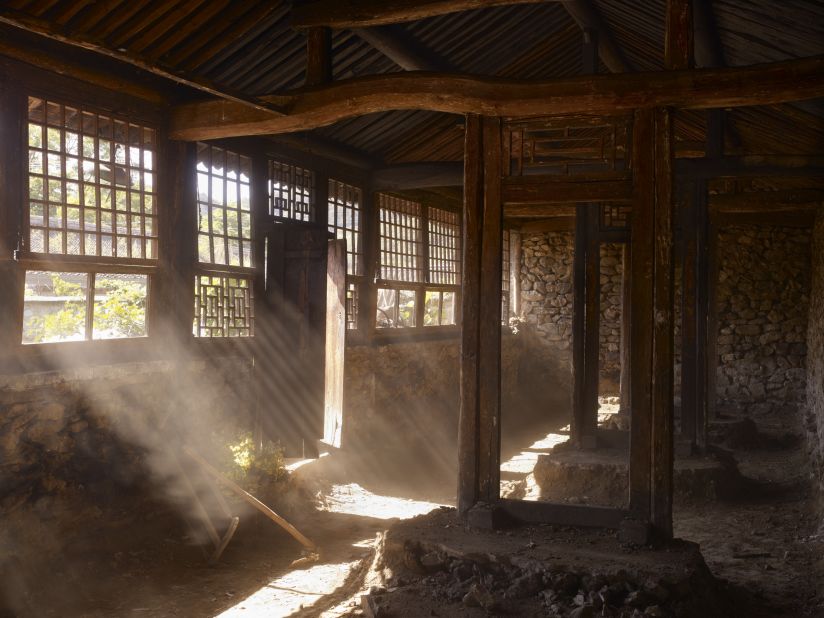 The traditional village homes are typically made of wood and masonry, with latticed windows that face the south in order to insulate the home in the winter. When renovating, Spear tends to open up the northern side of the houses to provide views of the Great Wall. 