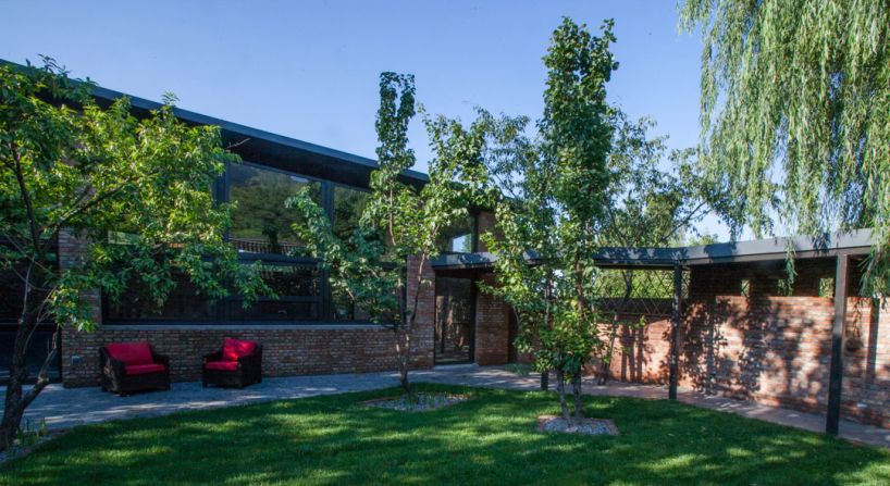 For the Apricot Lane residence, Jim Spear designed a courtyard with manicured gardens, outdoor seating and a sense of privacy. 