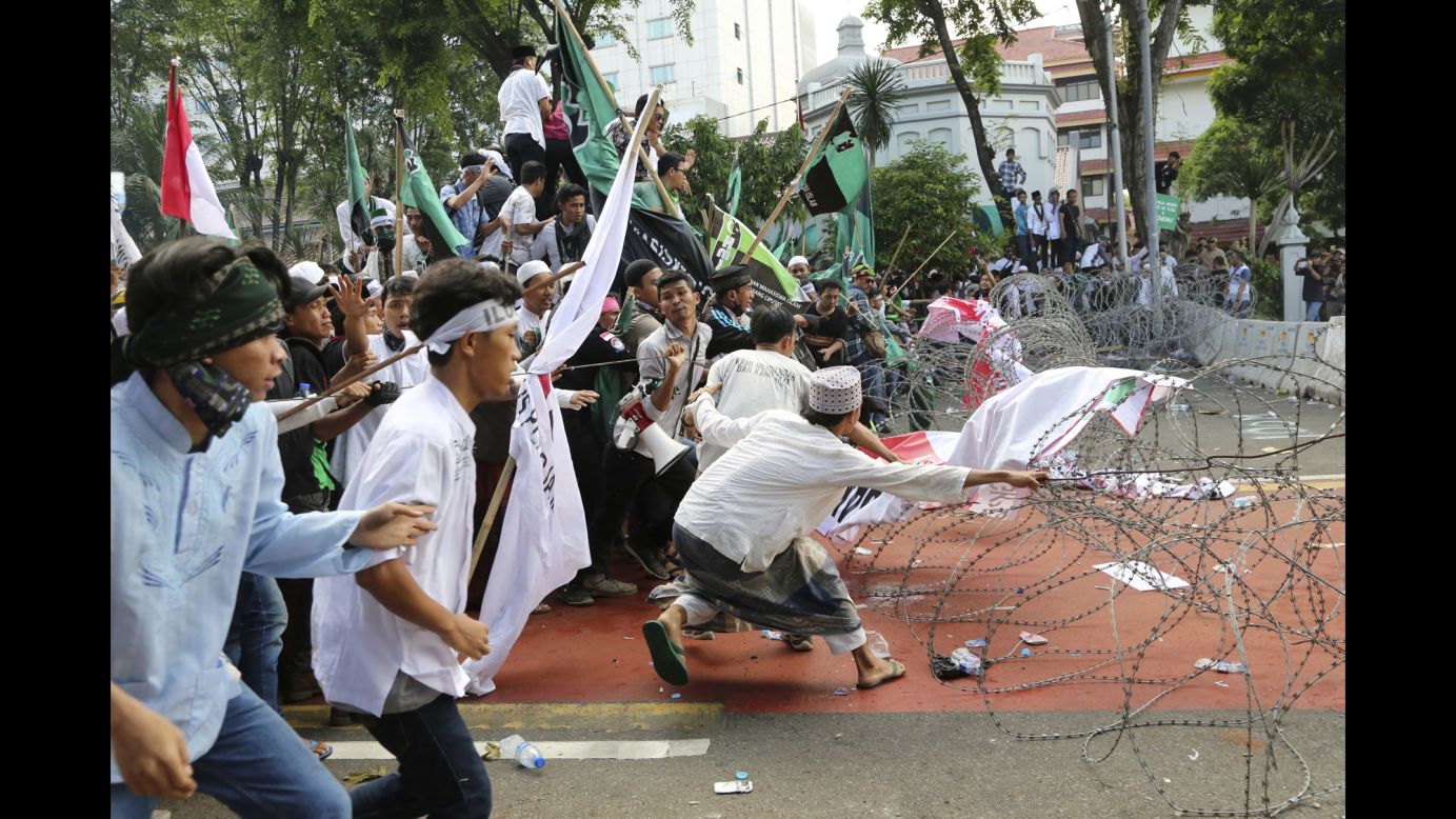 Muslim protesters pull barbed wire blocking a road that leads to the presidential palace during a rally against Gov. Basuki Tjahaja Purnama in Jakarta, Indonesia, on Friday, November 4. Purnama, commonly known as Ahok, is a member of Indonesia's Christian minority and is <a href="http://www.cnn.com/2016/11/03/asia/jakarta-islamist-governor-protest/" target="_blank">alleged to have insulted Islam</a> by criticizing his opponent's use of a Quranic verse in a speech.