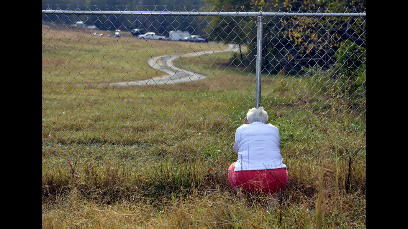 Frances Bradley prays at the fence separating her home from Todd  Kohlhepp's home in Woodruff, South Carolina, on Sunday, November 6. Kohlhepp, a 45-year-old real estate agent who <a href="http://www.cnn.com/2016/11/05/us/south-carolina-chained-womans-boyfriend-body-idd/" target="_blank">confessed to a 2003 quadruple homicide</a>, has now been <a href="http://www.cnn.com/2016/11/03/us/missing-south-carolina-woman-found/index.html" target="_blank">accused of kidnapping a woman and holding her captive for two months</a>.