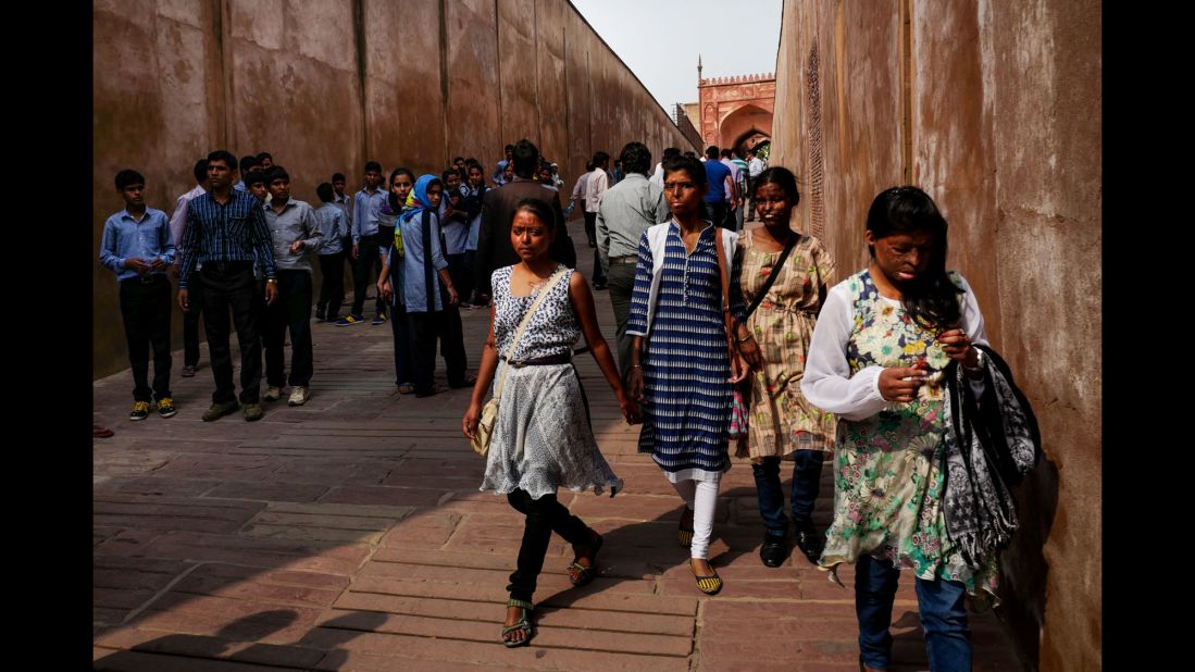 Dolly, Ritu, Nitu and Rupa walk in the streets of Agra.
