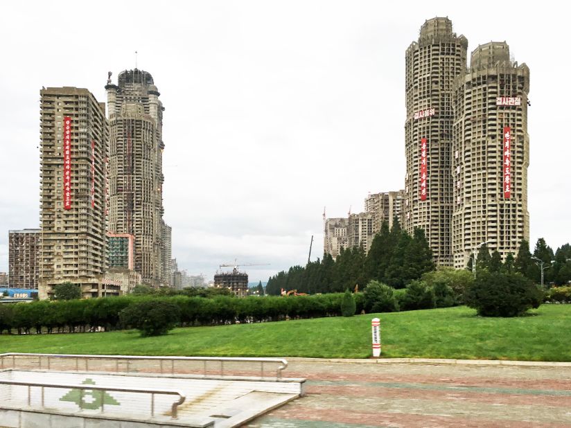 A new residential street with 70-story towers under construction on Ryomyong Street. The speed of construction has been extremely rapid, with one story being completed every two to three days.