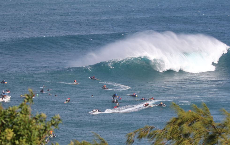 397 Big Wave Surfing At Jaws Hawaii Stock Photos, High-Res