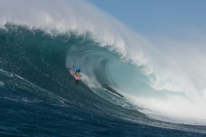 Hawaiia's Billy Kemper won the men's version of the 2016 Peahi Challenge at Jaws.