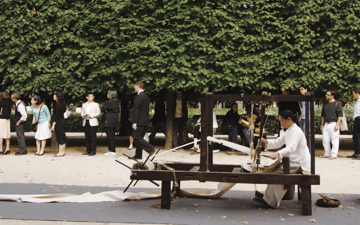 Wuyong "Qinpin" collection (the word mean luxurious simplicity) at a release event of Paris Haute Conture Week 2008 in Palais Royal. A craftsman performs traditional fabric looming techniques.<br />