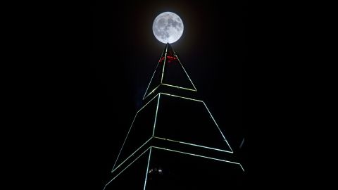 Süper Ay, 13 Kasım'da Almanya'nın Frankfurt kentindeki MesseTurm kulesinin arkasında görünüyor.
