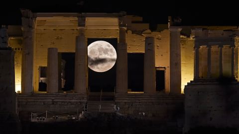 Süper Ay, 14 Kasım'da Yunanistan'ın Atina kentindeki Antik Akropolis tepesinin üzerindeki Propylaea'nın arkasında yükseliyor.