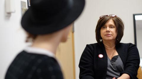 Psychologist Dawn Velligan talks to a client at the transitional care clinic.