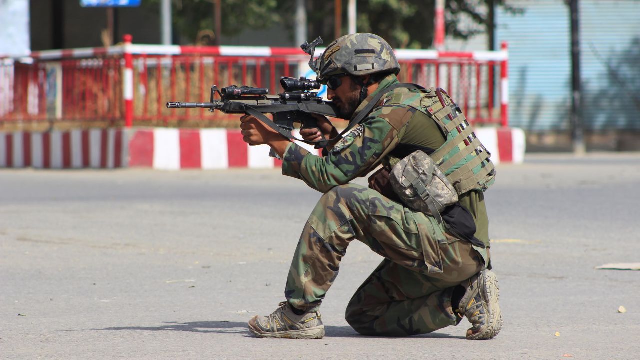 An Afghan National Army commando aims his weapon amid ongoing fighting between Taliban militants and Afghan security forces in Kunduz on October 5, 2016.
Supplies of food and clean water were dwindling as commodity prices hiked up on on Cotober 5 in a third day of fighting in Kunduz in northern Afghanistan, residents said. Taliban militants on October 3 launched an attack in Kunduz briefly taking over the centre of the city and hoisting their flag at the main intersection, before they were driven out of the centre of the town in an Afghan forces counter attack. / AFP / BASHIR KHAN SAFI