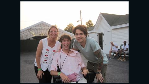 Anner poses with mother Susan Anner and singer John Mayer, who wrote the theme song to his TV show, "Rollin' with Zach."