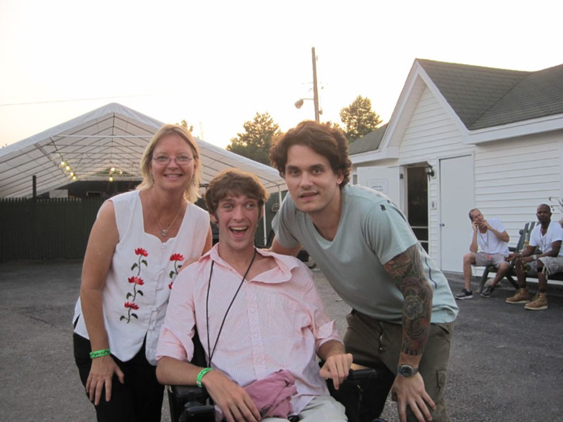 Anner poses with mother Susan Anner and singer John Mayer, who wrote the theme song to his TV show, "Rollin' with Zach."