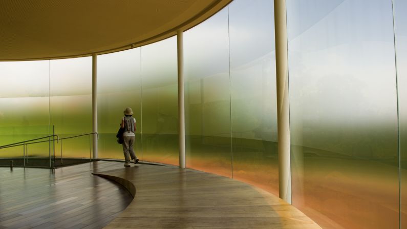 Inside the empty pavilion, the Earth's sound is played in real time. "We hear a never-repeating pattern rich in frequencies and textures" made possible by a system of equalization and amplification, Inhotim's website says.