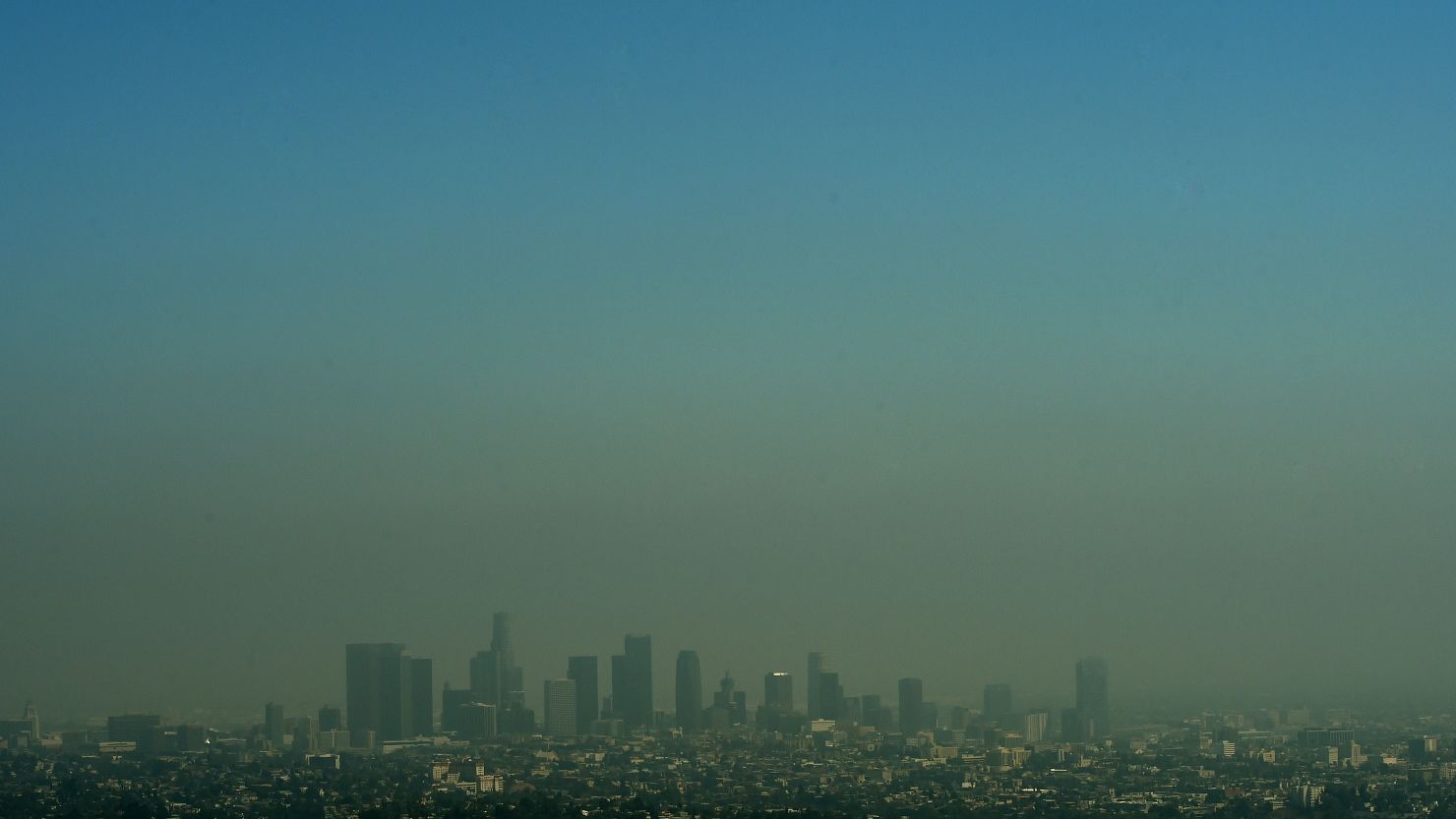 A view of the Los Angeles city skyline as heavy smog shrouds the city in California on May 31, 2015.           AFP PHOTO/ MARK RALSTON     