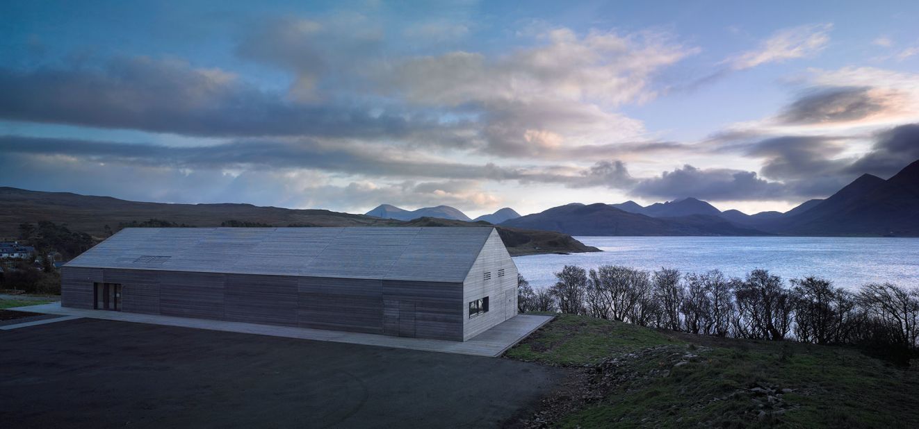 This Dualchas-designed building features a corrugated roof and walls clad in untreated larch, grown in Scotland. The Isle of Raasay is a small island located between the Isle of Skye and Mainland Scotland. This building features sweeping views towards the Cuillin mountains of Skye.