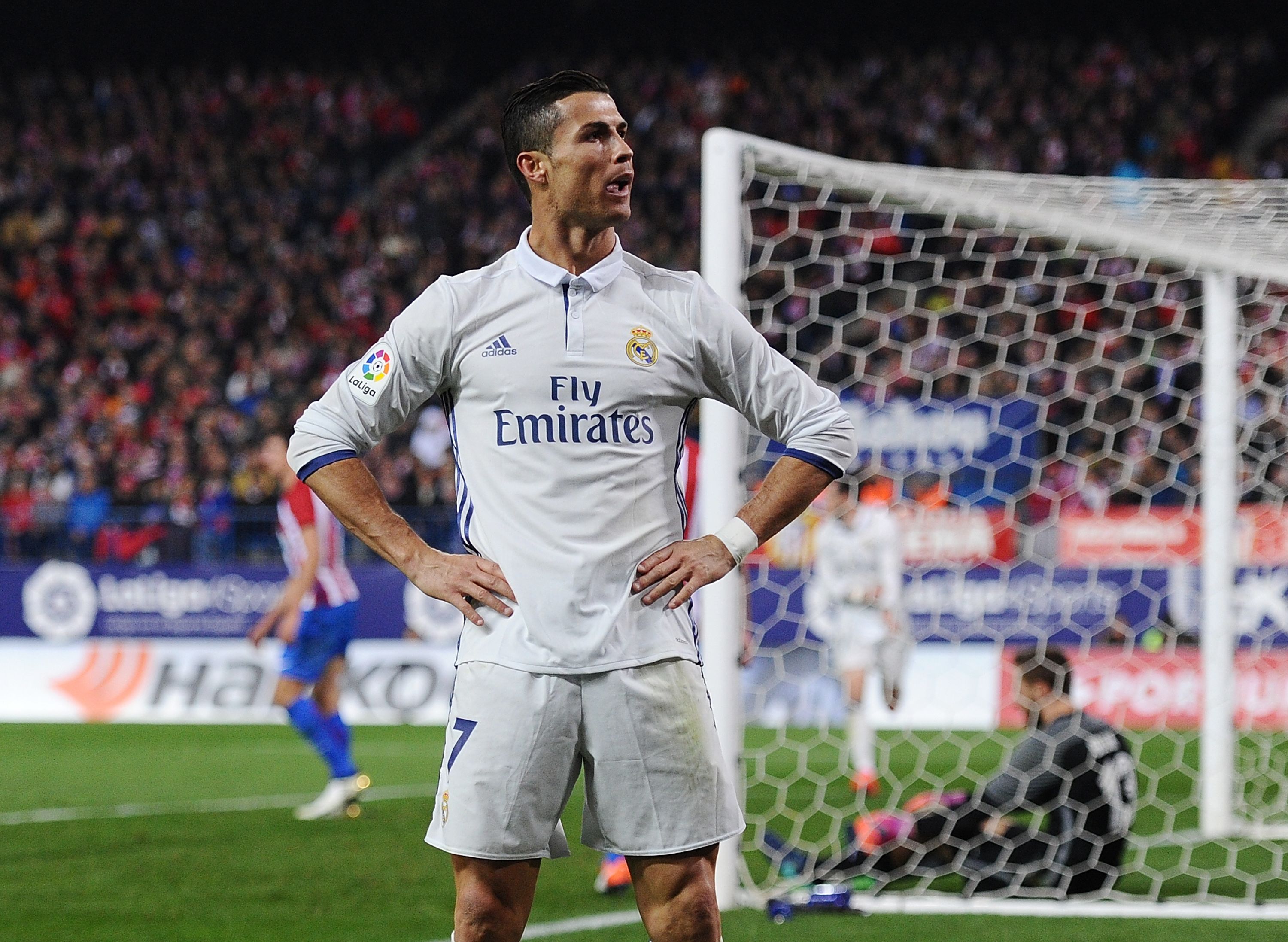 Koninklijke familie houding Lijm Cristiano Ronaldo hits hat-trick as Real beats Atletico in Madrid Derby |  CNN