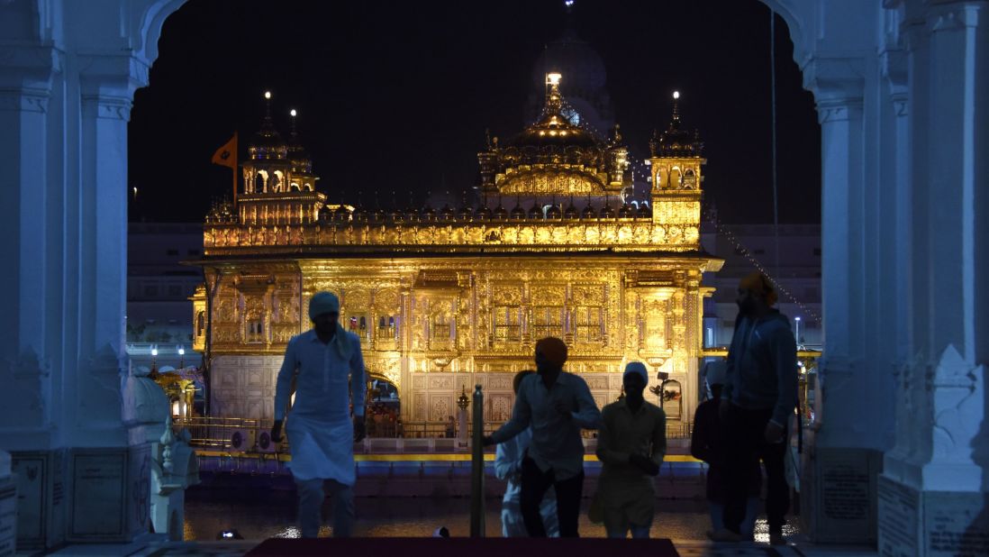 Indian Sikh devotees arrive in the early morning to the Golden Temple in Amritsar to mark the 547th anniversary of the birth of Guru Nanak, the founder of Sikhism.<br />