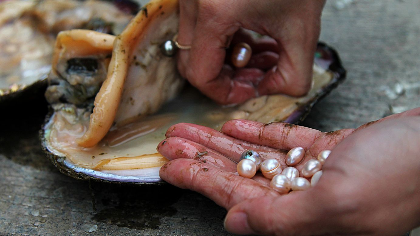 When ground into fine powder, pearls are believed to brighten, exfoliate and tighten the skin. 