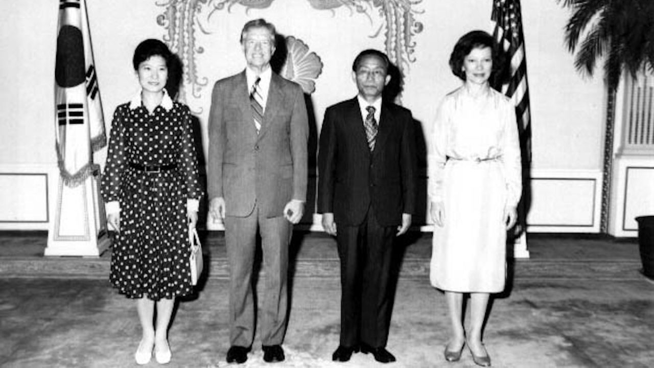 Park Geun-hye and her father Park Chung-hee pose with former US President Jimmy Carter and his wife Rosalynn.