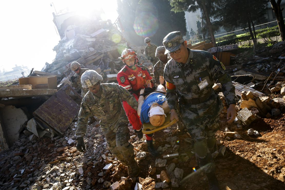 Soldiers from Chinese PLA Southern Theater Command Army and the US Army Pacific conduct a joint rescue operation.