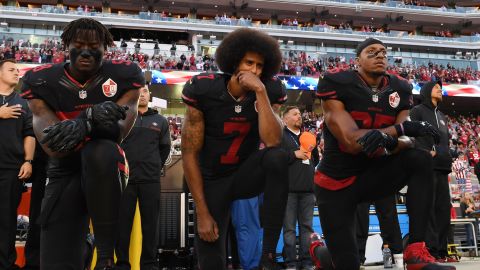 Sumamente elegante Infantil Fragua Colin Kaepernick: Nike, the NFL, Trump and the cultural star fast turning  into a global icon | CNN