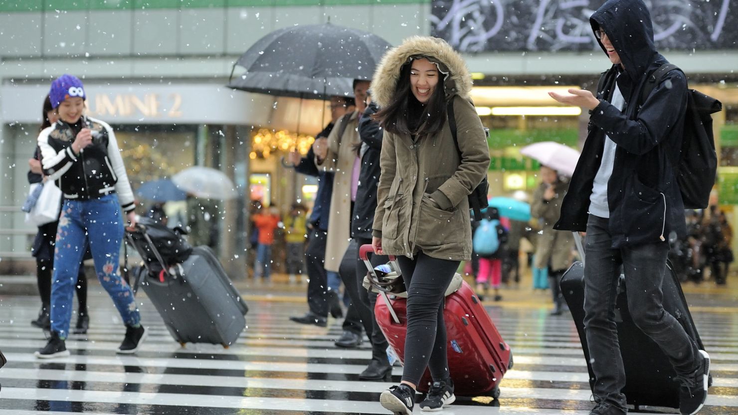 The unseasonal snow in Tokyo caught city dwellers by surprise.