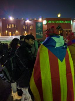 CNN Sport's Zayn Nabbi talks to a Barcelona fan draped in the Catalonia pro-independence flag. 