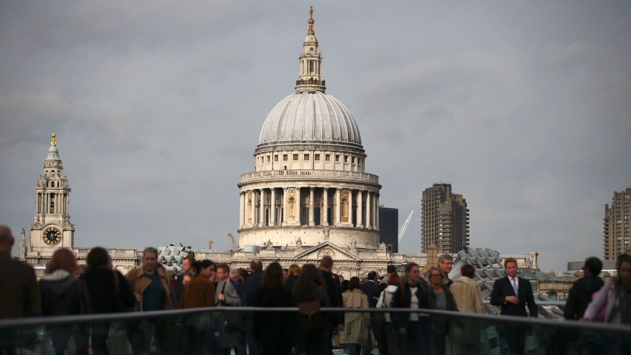 Pedestrians walk along the Millennium Bridge with St Paul's Cathedral in the background in London on October 27, 2016.
Britain's economy won a double boost on October 27 on news of faster-than-expected growth following its vote for Brexit and a pledge by Nissan to build new car models in the UK. Gross domestic product expanded by 0.5 percent in the third quarter, official data showed.
 / AFP / Daniel Leal-Olivas        (Photo credit should read DANIEL LEAL-OLIVAS/AFP/Getty Images)