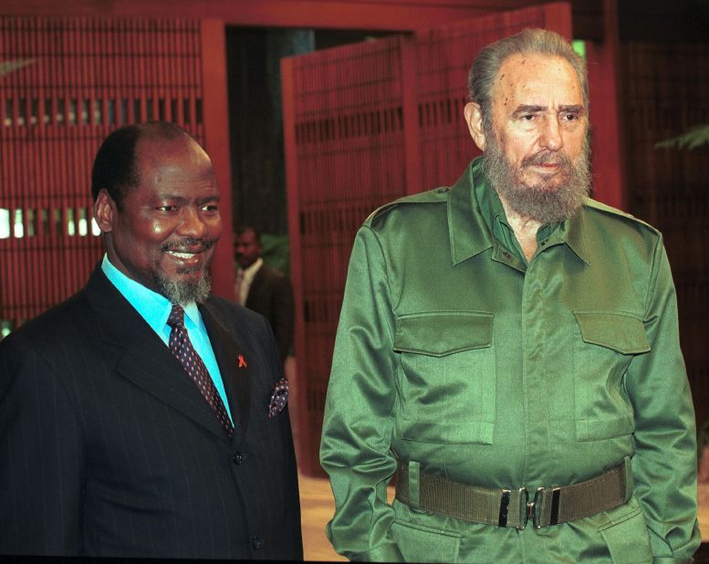 Castro receives the president of Mozambique, Joaquim Chissano on October 29, 2001