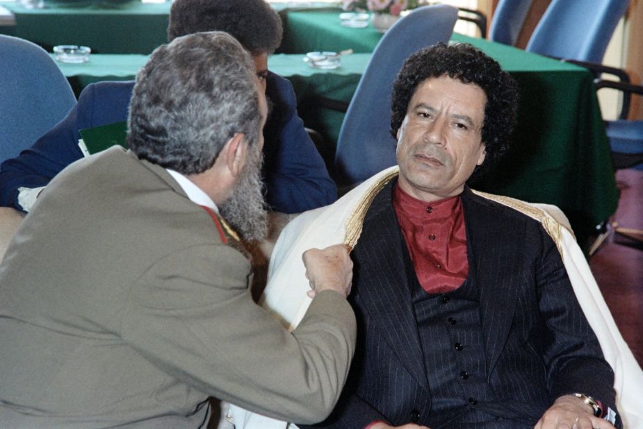 Castro speaks with Libyan leader Muammar Gaddafi, during the non-aligned countries summit, on September 4, 1986 in Harare, Zimbabwe