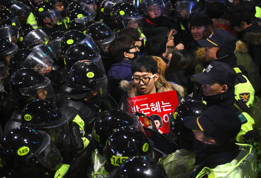 Riot police and protesters engaged in a shoving match as the protesters attempted to march toward the presidential Blue House. (Read the full story <a href="http://edition.cnn.com/2016/11/26/asia/south-korea-mass-protests/index.html" target="_blank">here</a>)