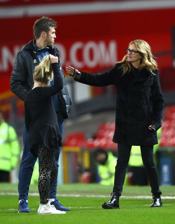 She enjoyed the company of injured Man United midfielder Michael Carrick.