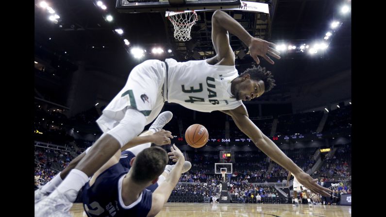 George Washington's Jaren Sina passes the ball from the ground as he's pressured by UAB's William Lee on Tuesday, November 22.
