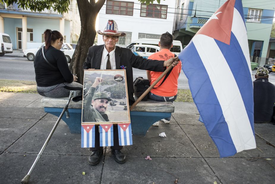 A man in Havana pays tribute to Castro on November 28. 